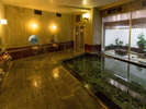 温度調節は、湯量によって決められています。京の湯大浴場は時間により男性様、女性様の交代制使用です。
