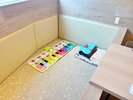【キッズスペース付の食事会場】お子様が遊ぶすぐそばで、お食事や会話をゆっくり楽しめます。