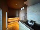 【8階サウナ】すぐ横には水風呂もあり、皆さんを整いの世界に誘います。※ロウリュウは使用できません。