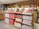 【売店】お土産品はもちろん、滞在型ホテルですので日用品から飲み物、おつまみ、インスタント商品等ご用意