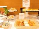 【朝食】パンにバター・ジャム・ヨーグルトも食べ放題でございます!