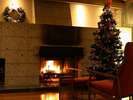 暖炉とともにクリスマスの雰囲気を