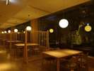 夜は幻想的に照らされた庭園を見ながら