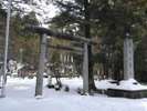 多くの方が参拝に訪れる春日山神社