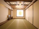 広間(1室仕切り)12畳ランチまたは、夕食/朝食などのお食事処としてのお部屋になります。