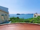 三河湾を見下ろすロビーウッドデッキからの眺め