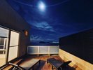 風凪の月夜は海面映る月が幻想的