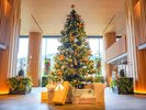 ロビーの大きいクリスマスツリーがみなさまをお出迎えいたします。