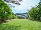 新緑の美しいホテル庭園