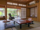 『山荘特別室:寿之間』専用露天風呂付き。四季の色の中で、体と心を休めてください