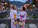 【色浴衣】目の前の河原をゆっくりとお散歩