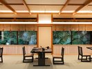 【お食事会場】卓ごとの間隔にゆとりを持たせた広々とした会場となっています。