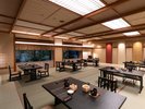 【お食事会場】卓ごとの間隔にゆとりを持たせた広々とした会場となっています。