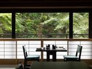 【お食事会場】卓ごとの間隔にゆとりを持たせた広々とした会場となっています。