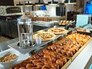 朝食ビュッフェ/パンコーナーには数種類のパンが並びます(イメージ)