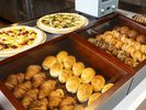 朝食ビュッフェ/パンコーナーには数種類のパンやピザが並びます(イメージ)