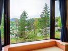 【湖側】グループ客室(最大6名様一例)/目の前には雄大な阿寒湖の景色が広がっています
