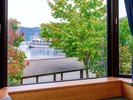【湖側】グループ客室(最大8名様一例)/目の前には雄大な阿寒湖の景色が広がっています