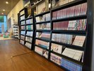 【漫画コーナー】キッズコーナーの隣にございます。