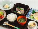 お子様の夕食:お魚のコース。魚料理は煮物か揚物か焼き物からお選びください