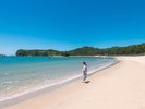 白鶴浜海水浴場は天然白砂のビーチ。五足のくつから車で10分ほど