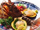 天草は日本有数の伊勢えびの産地。漁解禁時しか食べられない伊勢えびの姿造り(写真は2人前)