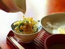 懐石料理プランの一品、かき揚げは出汁をかけてダシ茶漬けにしてもおいしい!
