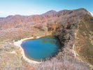 夜叉ヶ池の紅葉の風景は山登りの疲れを癒してくれます。