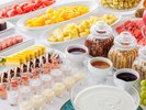 ミニサイズが嬉しい各種スイーツやフルーツは日替わりで。ヨーグルトやシリアルもご用意(一例)