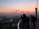 地上170m、梅田スカイビル空中庭園では、360度パノラマの大阪市街地を一望できます