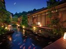 夜の帳が下りた中庭 緑水園