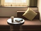 【デラックスコーナールームツイン】27uのゆとりある空間にソファーを完備。家族旅行・女子旅にもおすすめ
