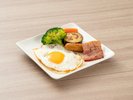 【卵料理】目玉焼き(トッピングにベーコンかソーセージを選べます)