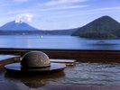 豊富な湯量を誇る洞爺湖温泉。大浴場からも洞爺湖を眺めることができます。