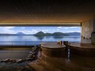 洞爺湖を一望する空中露天風呂で日頃の疲れを癒してください。
