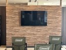 8階休憩室 65型テレビ