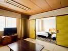 和洋室のお部屋です。入り口近くに和室があり、奥にツインルームがございます。