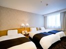 トリプルのお部屋です。エキストラベッド含め、ベッドが3台ございます。