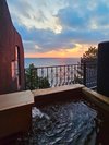 ジュニアスイート専用温泉から望む海と夕日の絶景