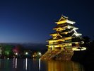 透き通った冬の空気の中プロジェクションマッピングで光り輝く松本城は圧巻です。