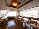 *朝食会場:明るく見晴らしの良い朝食会場でごゆっくりとご朝食をお楽しみください。