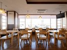 *朝食会場:明るく見晴らしの良い朝食会場でごゆっくりとご朝食をお楽しみください。