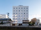 *外観:女鳥羽川のほとりの静かな地に建つ『多目的ビジネスホテル』ビジネス・観光・レジャーの拠点に最適