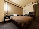 *シングルルーム:ゆとりのダブルベッド採用で快適な睡眠を!<客室イメージ>