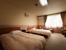 【洋室ツインのお部屋】コンパクトなつくりで眺望もございませんが、ビジネスなどにご利用ください。