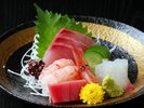 鮮度抜群の本鮪をはじめ、旬の魚介を盛り合わせたお造り