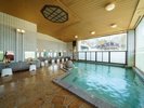 大きな窓から弥彦山を望む、開放感あふれる内湯