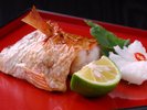 “白身のトロ”と称されるのどぐろを藻塩でシンプルに