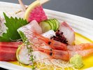 海の幸を贅沢に盛り込んだ、四種のお造り盛り合わせ