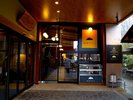 1F「弥彦MONZENカフェ」名物の弥彦プリンとともに、くつろぎのカフェ時間をお楽しみください